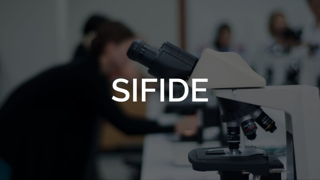 Microscópio em laboratório, ilustrando atividades de Investigação e Desenvolvimento (I&D) apoiadas pelo SIFIDE.
