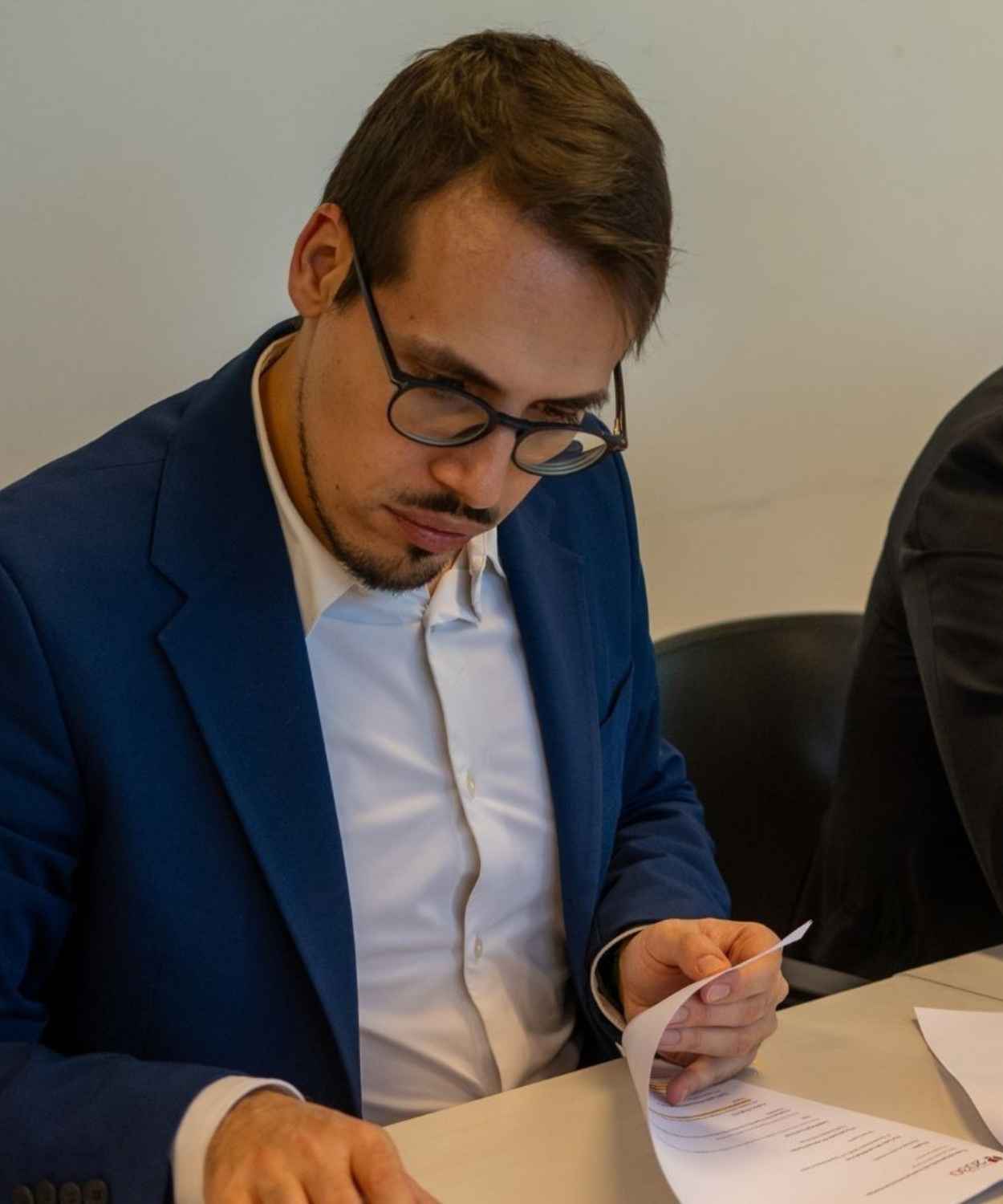 Consultor José Miguel Lopes focado na leitura e interpretação de dossiers de candidatura.