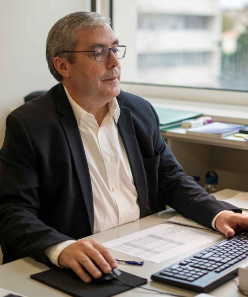 José Pedro Baptista em momento de análise concentrada de processos de investimento.