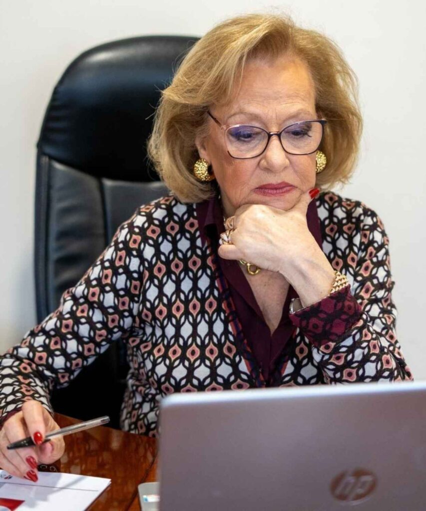 CEO Maria Clara Sequeira a trabalhar no seu escritório, a rever estratégias empresariais no portátil.