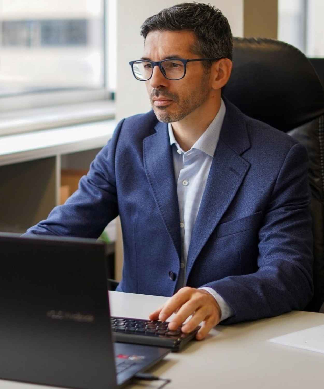 Consultor Nuno Sousa a gerir candidaturas e projetos no computador portátil.